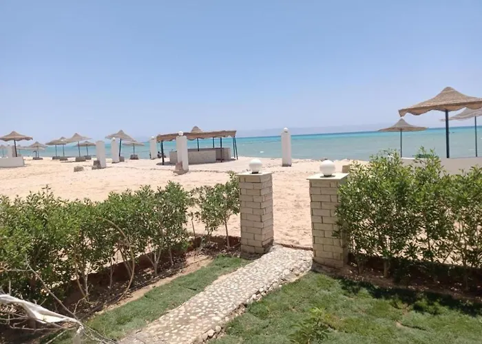 إطلالة مباشرة على البحر فندقي مكيف بحديقة خاصة راس سدر * Ras Sedr